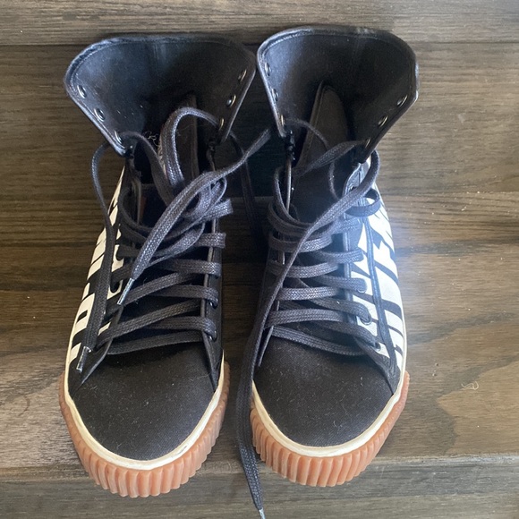 Givenchy logo sneakers size 7 women’s excellent condition authentic - Picture 2 of 3